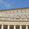 Foto: Statue del Colonnato del Bernini con Palazzo Apostolico - Colonnato (Roma) - 8